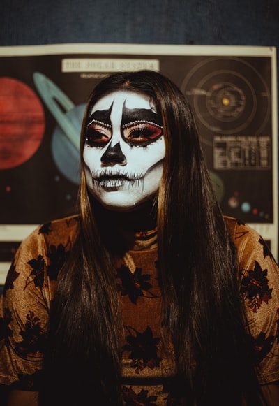 女人棕色和黑色的长袖衬衫
